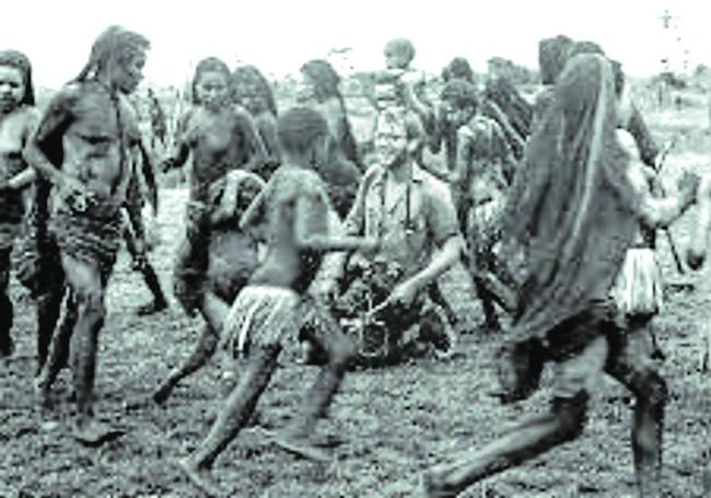 Michael, hijo del millonario Nelson Rockefeller, rodeado por la tribu que fotografiaba. Desapareció en 1961 y se rumoreó que había sido devorado por los nativos.