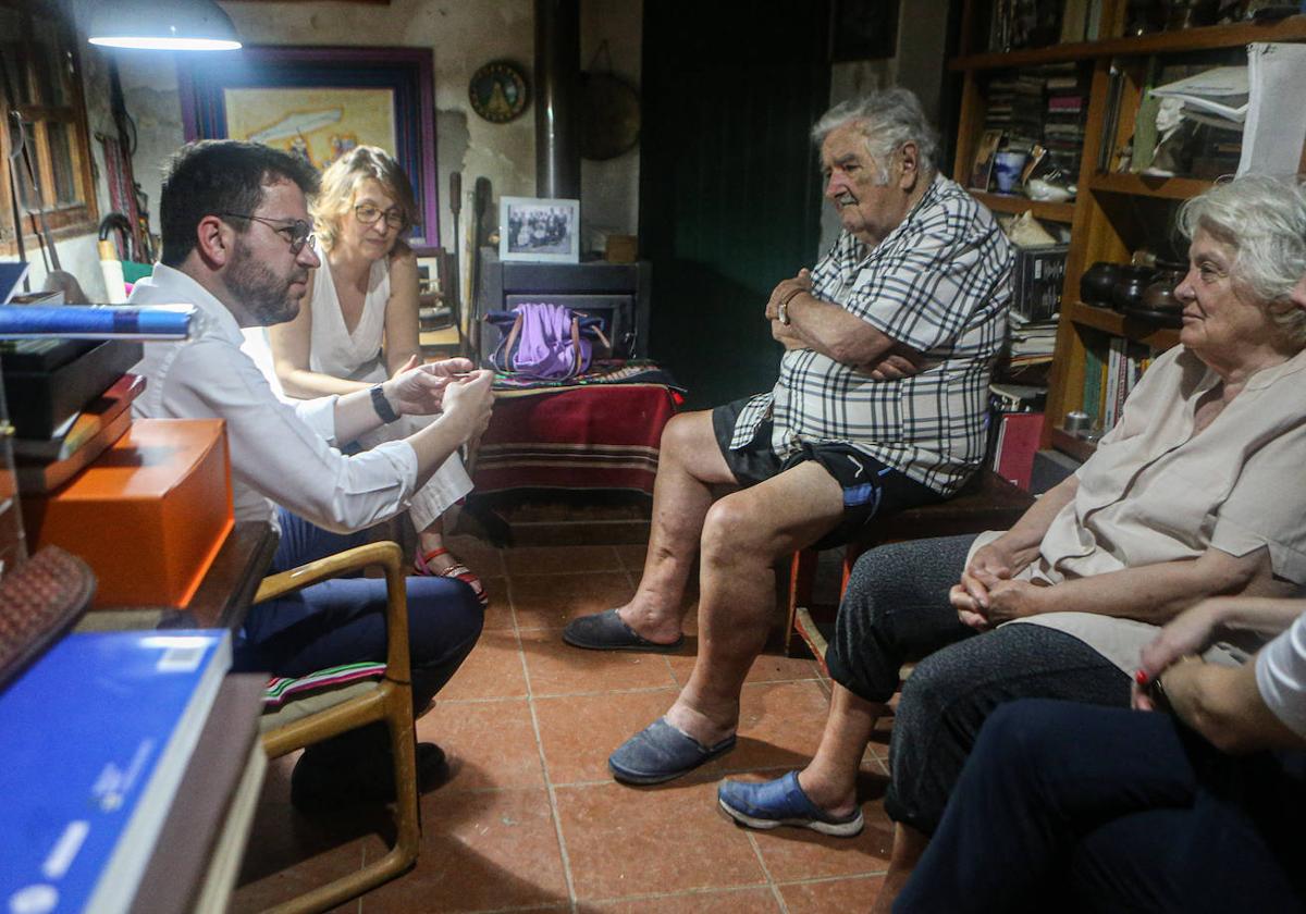 El líder catalán conversa con el expresidente uruguayo José Mújica en casa de éste.