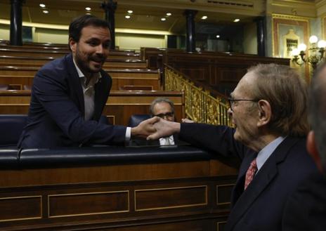 Imagen secundaria 1 - 1. Tamames, en el escaño de Santiago Abascal. 2. El ministro Alberto Garzón saluda a Tamames. 3. Sánchez, en su escaño. 