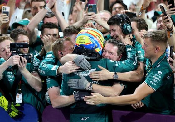 Fernando Alonso, celebrando el podio con su equipo.