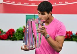 Carlos Alcaraz besa su trofeo como campeón de Indian Wells.