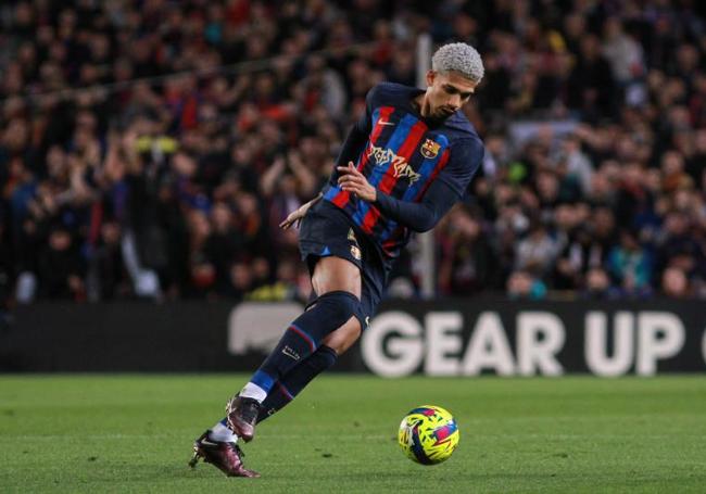 Ronald Araujo, durante el clásico liguero en el Camp Nou.