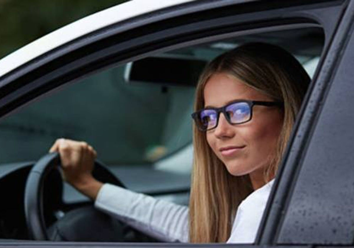 Conductora con gafas