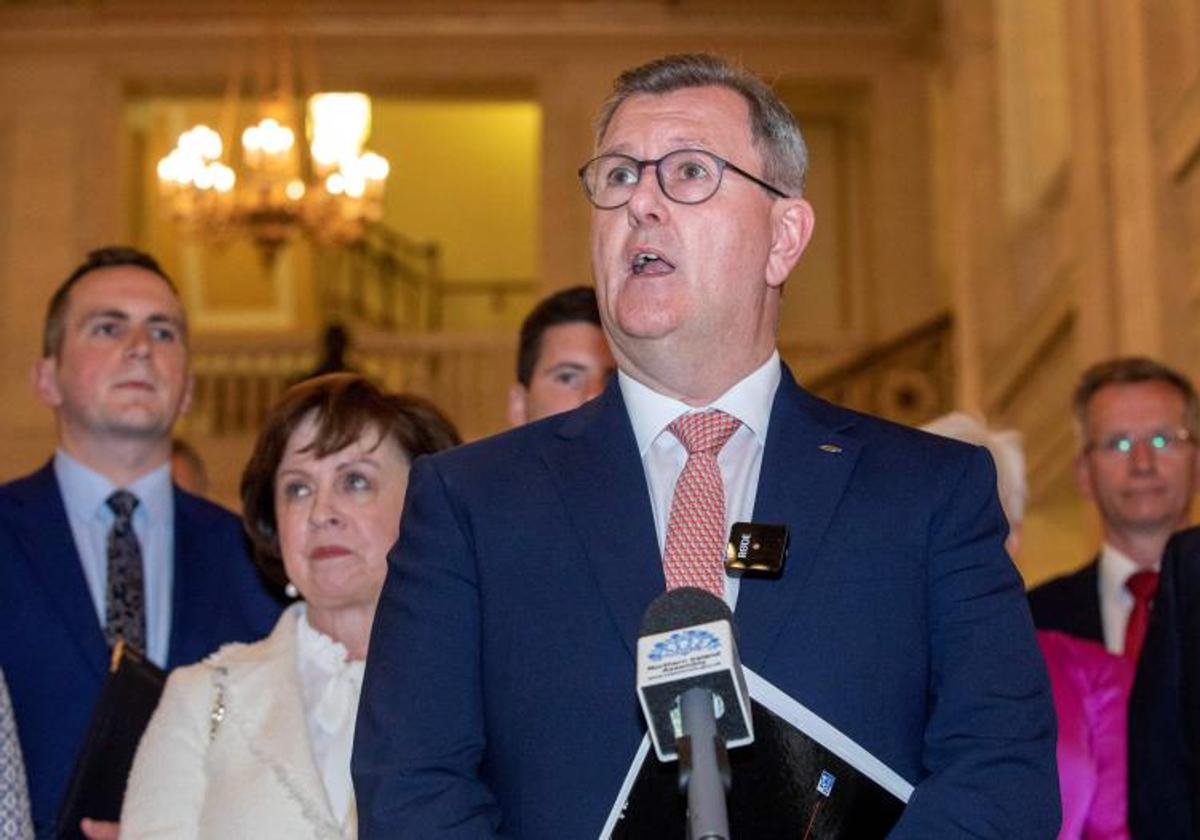 El líder del Partido Unionista Democrático (DUP), Jeffrey Donaldson, en una rueda de prensa.