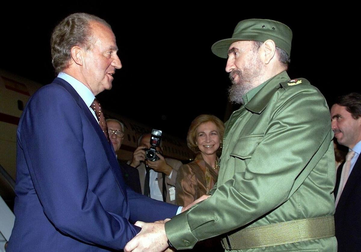 Fidel Castro recibe en La Habana a los reyes de España en 1999.