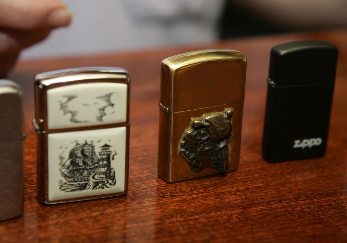 Varios modelos de encendedores Zippo, mechero inventado hace casi un siglo.