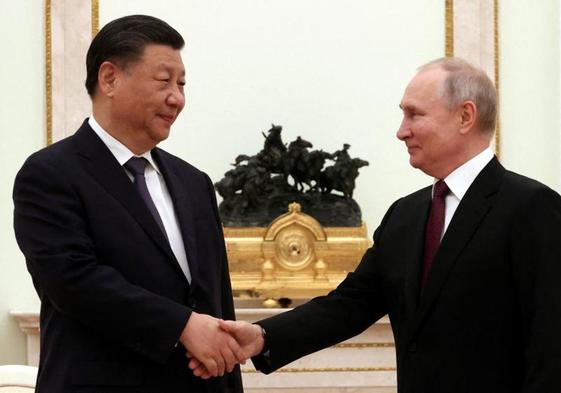 El presidente chino, Xi Jinping, estrecha la mano de su homólogo ruso, Vladímir Putin, a su llegada al Kremlin.