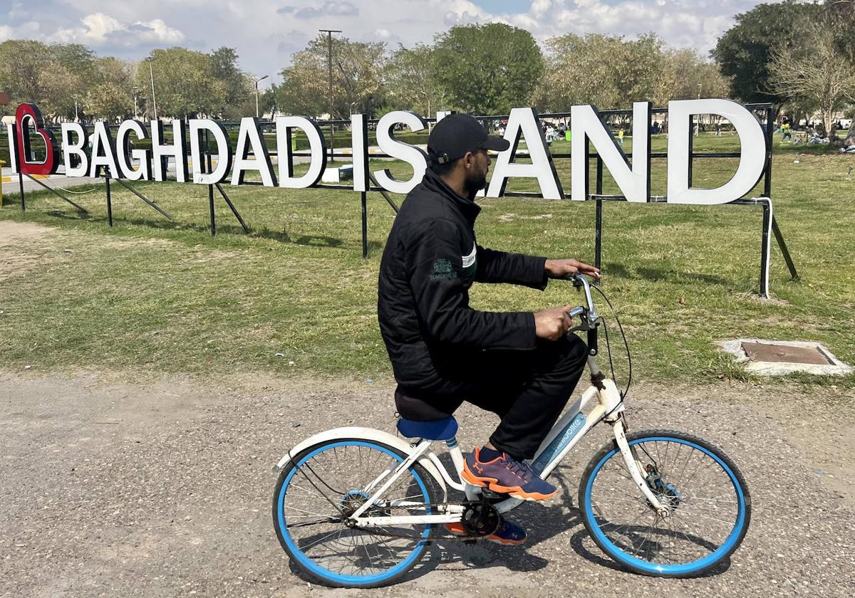 Un hombre pasea en bicicleta en la Isla de Bagdad.