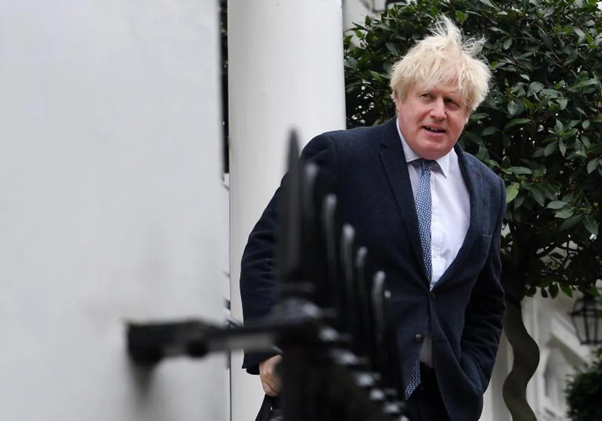 El ex primer ministro británico Boris Johnson, este martes frente a su casa en Londres.