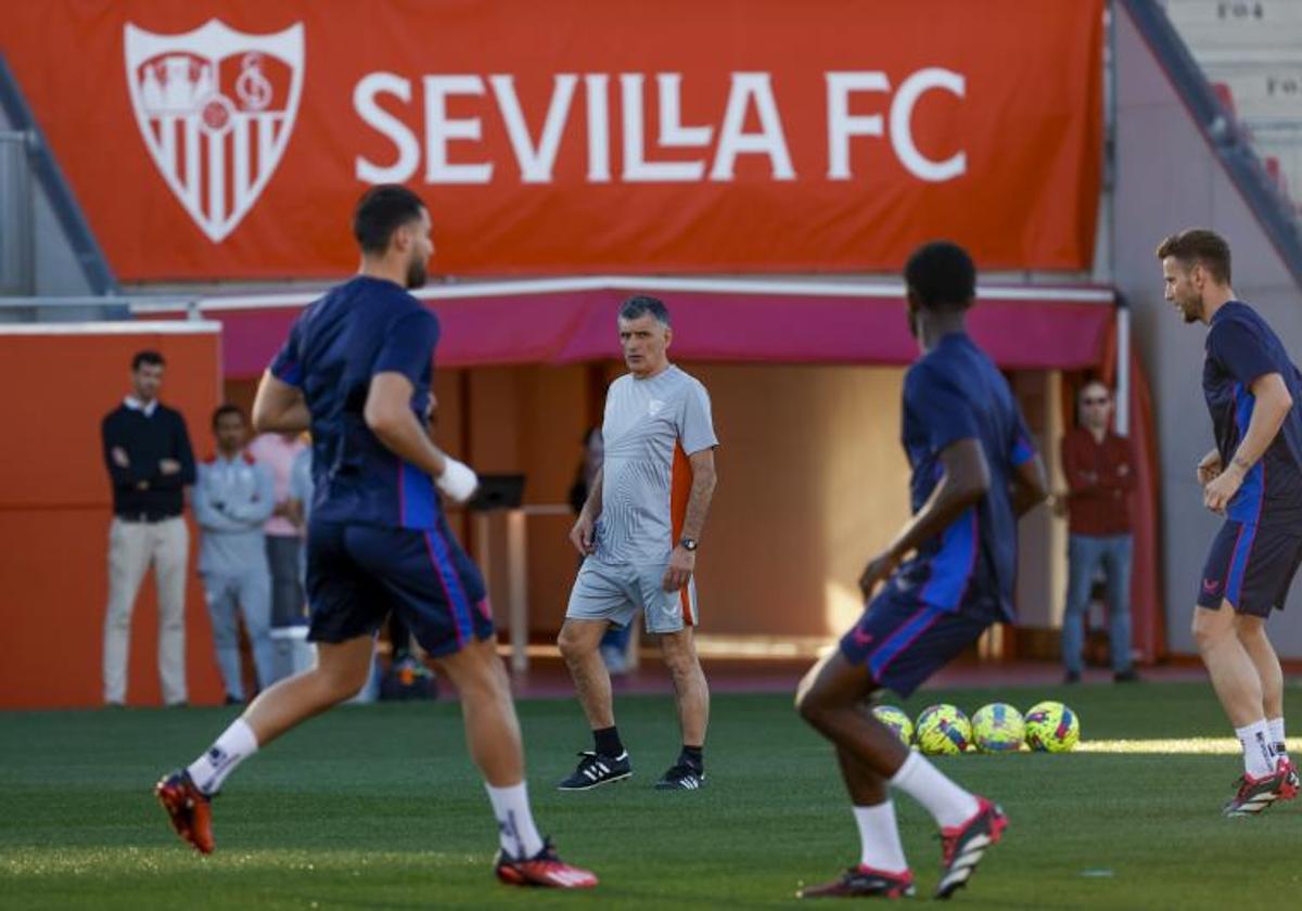 José Luis Mendilibar, durante su primer entrenamiento como técnico del Sevilla.