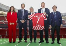 El presidente del Atlético, Enrique Cerezo (3i), junto a de World Rugby, Bill Beaumont, entre la concejada Sofía Miranda, Juan Carlos Martín y Martínez-Almeida.