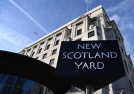 A la Policía de Londres se la conoce también como Scotland Yard, por la calle que ocupó su primera sede.