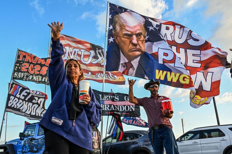 Unos trumpistas saludan delante de la mansión del líder republicano en Mar-a-Lago.