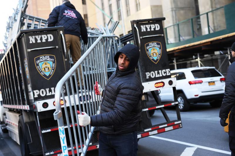 Los policías colocan vallas de refuerzo delante de la oficina de la Fiscalía en Manhattan.