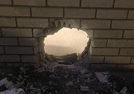 Los prófugos abrieron este boquete en una pared de la cárcel.