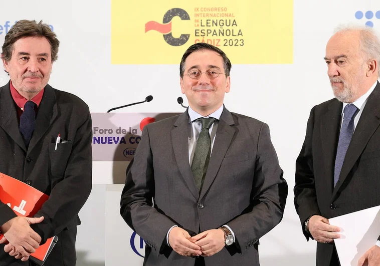 El director del Cervantes, Luis García Montero, el ministro Exteriores, José Manuel Albares, y el director de la RAE, Santiago Muñoz Machado.