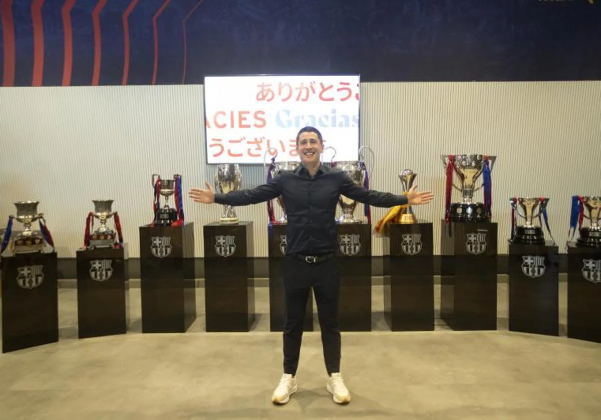 Bojan Krkic posa con los trofeos que ganó con el Barça.