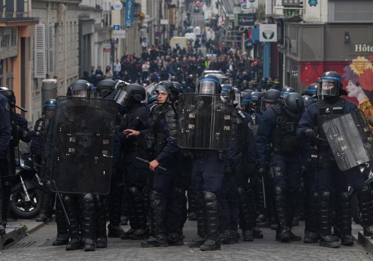 Un grupo de policías interviene en una de las masivas manifestaciones que recorrieron Francia el pasado jueves.