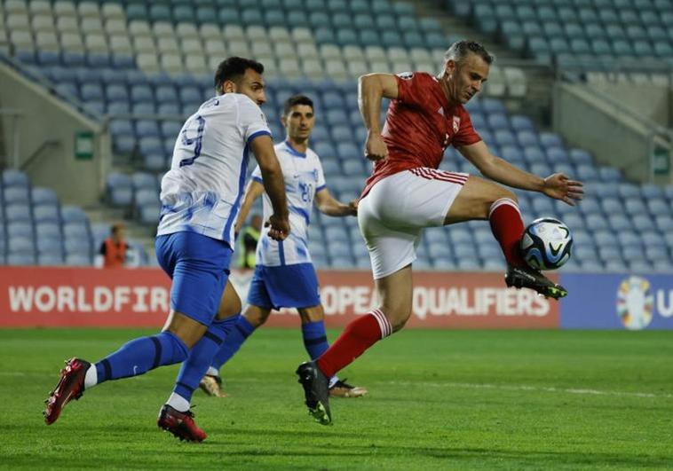 Casciaro, el policía que hizo historia para Gibraltar, le arruina un récord a Ibrahimovic