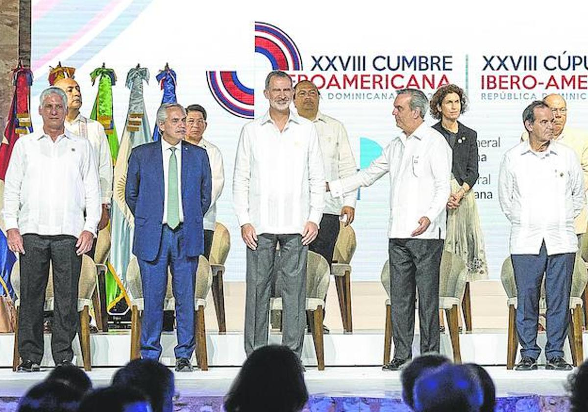 Varios de los jefes de Estado y de Gobierno presentes en la Cumbre Iberoamericana, donde se hizo imprescindible la guayabera, y entre quienes figuraba Felipe VI.