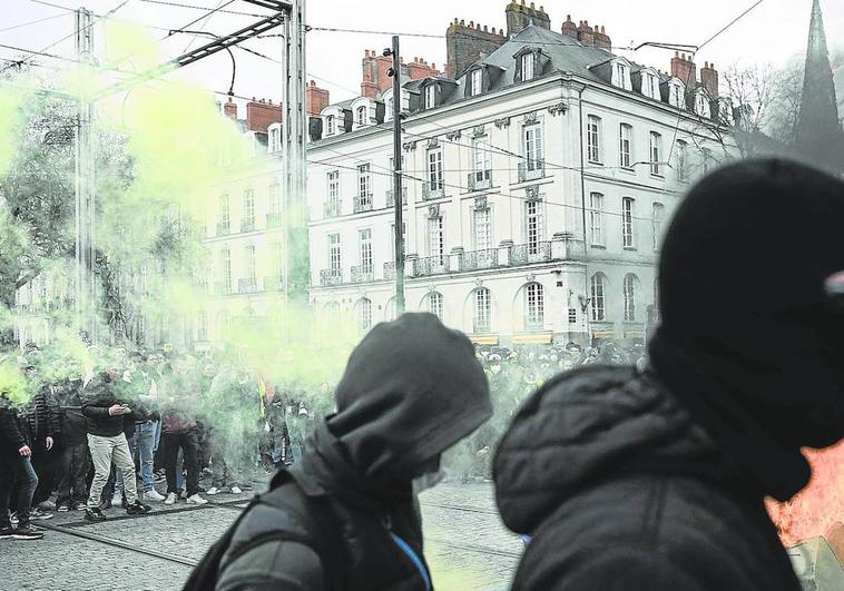 Los 'black blocs' han actuado en los últimos días en varias ciudades de Francia, como Nantes, en la imagen.