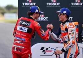 Marc Márquez y Pecco Bagnaia se saludan en Portimao.