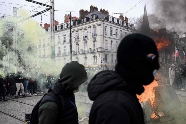 La ultraderecha gala crece ante el caos por la reforma de Macron