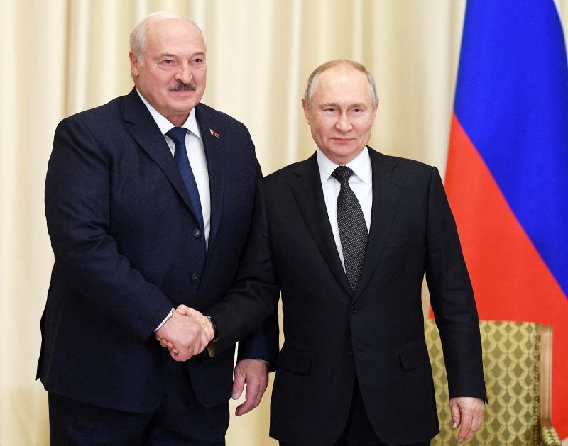 Putin y Lukashenko se estrechan la mano durante una reunión.