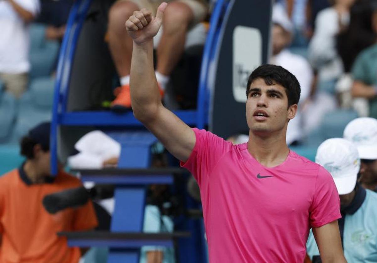 Carlos Alcaraz celebra su pase a octavos de final en Miami.