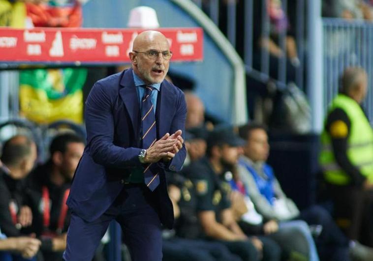 Luis de la Fuente da indicaciones durante el partido que midió a España con Noruega.