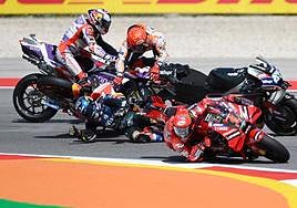 Márquez se lleva por delante a Oliveira.