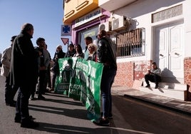 Vecinos de Málaga tratan de evitar el desahucio de una familia con hijos.