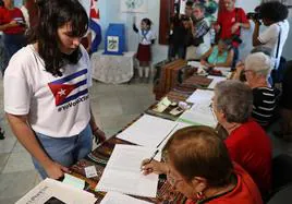 Una ciudadana vota en un colegio electoral de La Habana, en Cuba.