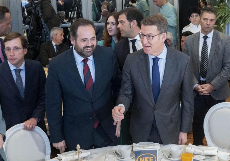 Feijóo junto al presidente del PP en Castilla-La Mancha, Paco Núñez, este lunes en Madrid.