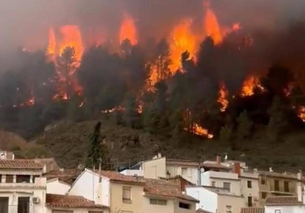 El incendio amenaza el casco urbano de Montán.