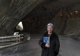 La historiadora y ensayista malagueña Elvira Roca Barea posa con su primera novela, 'Las brujas y el inquisidor', en Zugarramurdi.