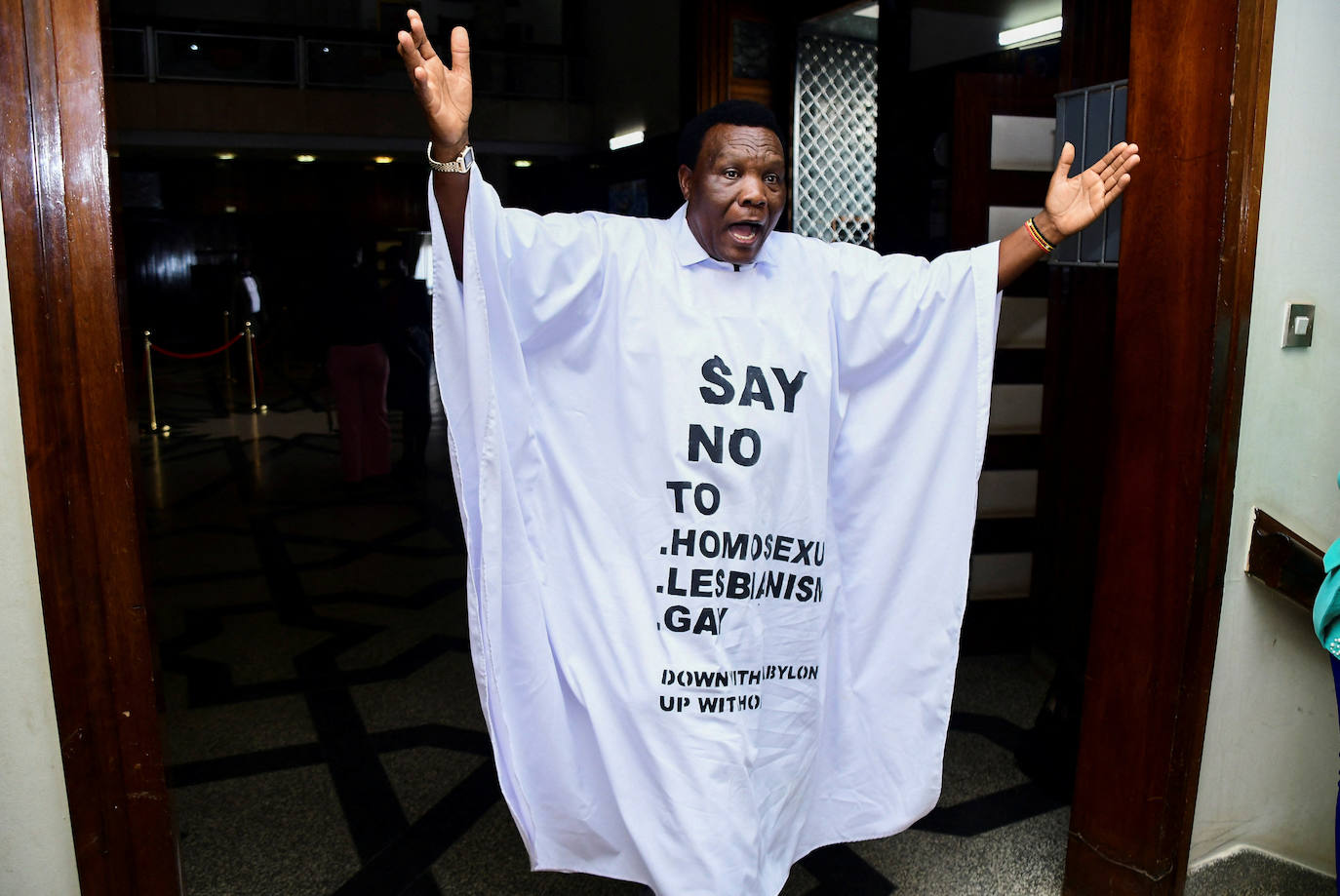 El parlamentario ugandés John Musira con una bata «anti gay», durante el debate del proyecto de ley contra la homosexualidad.