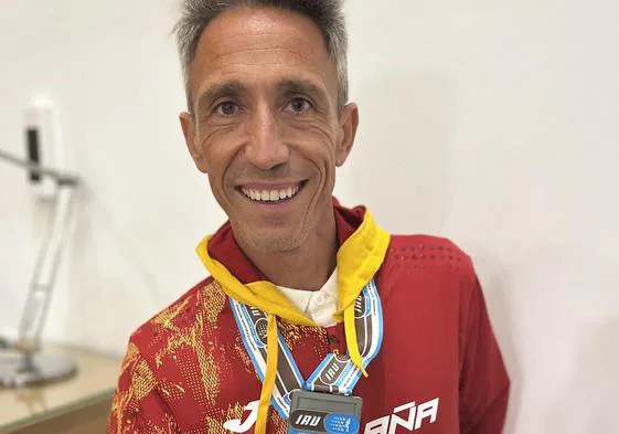 Seve Felipe, con la medalla conquistada con la selección española