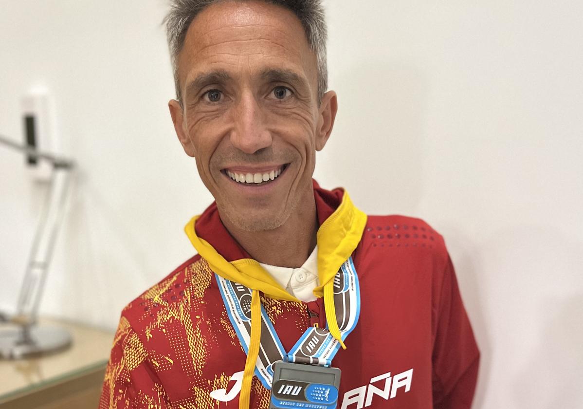 Seve Felipe, con la medalla conquistada con la selección española