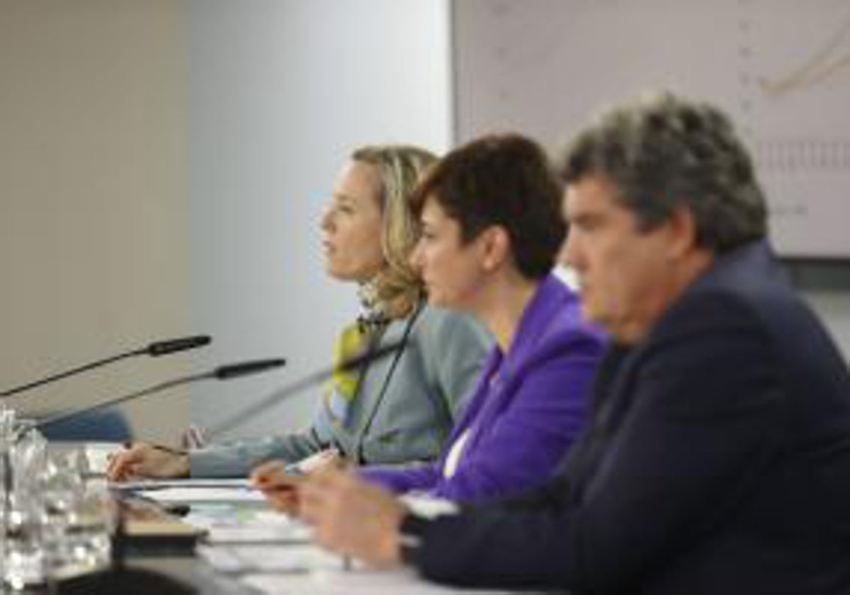 La ministra portavoz, Isabel Rodríguez, comparece este martes en la sala de prensa del Palacio de la Moncloa junto a la vicepresidenta primera, Nadia Calviño, y el ministro de Migraciones y Seguridad Social, José Luis Escrivá.