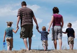 Una familia en la playa.