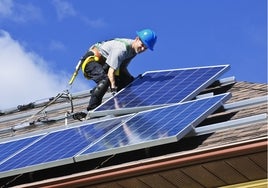 Instalación de paneles solares en una vivienda.