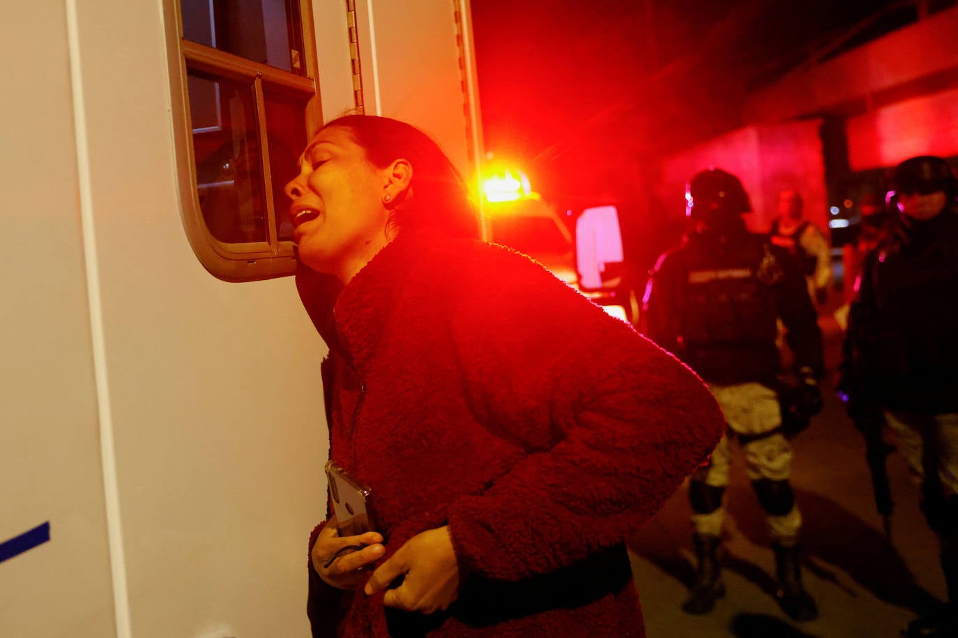 Imagen secundaria 1 - La Policía mexicana dejó encerrados a 70 migrantes durante el incendio que mató a 38