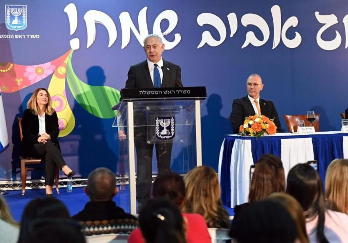 Benyamin Netanyahu, este martes durante el tradicional brindis de Pascua con los empleados de su oficina.
