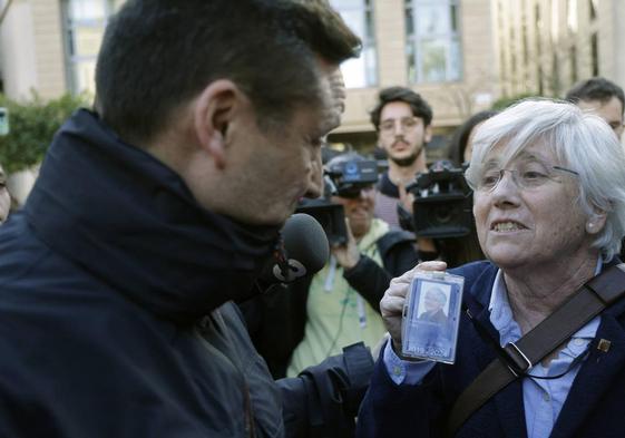 Clara Ponsatí muestra su carnét de Eurodiputada a un mosso en Barcelona, antes de su detención.