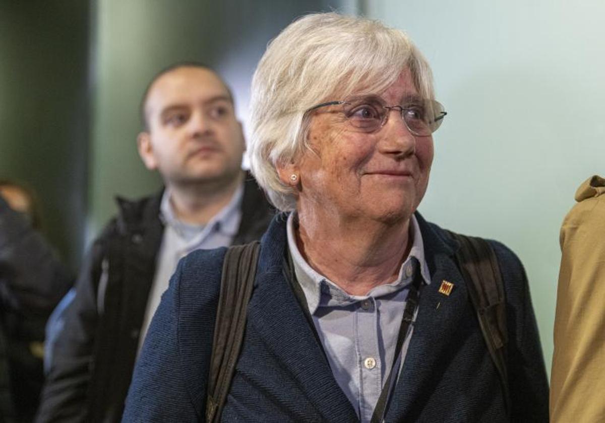 Clara Ponsatí, tras salir ayer en libertad provisional entre los aplausos de los manifestantes