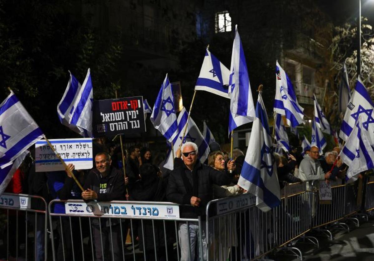 Una manifestación frente a la residencia del presidente israelí, Isaac Herzog, donde se han celebrado las conversaciones.