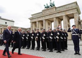 El presidente alemán, Frank-Walter Steinmeier, y Carlos III, frente a la Puerta de Brandeburgo durante la ceremonia de bienvenida.