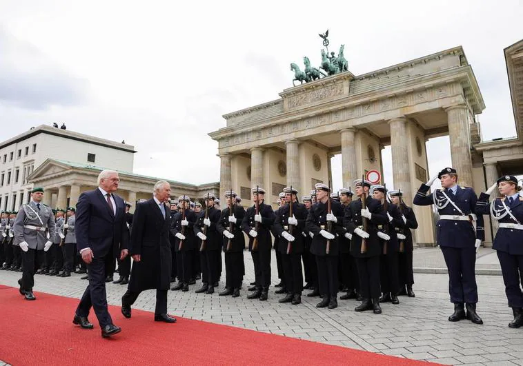 El presidente alemán, Frank-Walter Steinmeier, y Carlos III, frente a la Puerta de Brandeburgo durante la ceremonia de bienvenida.