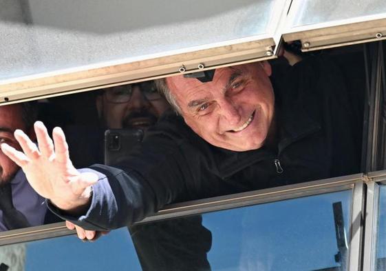 Bolsonaro saluda a sus seguidores en el aeropuerto de Brasilia.